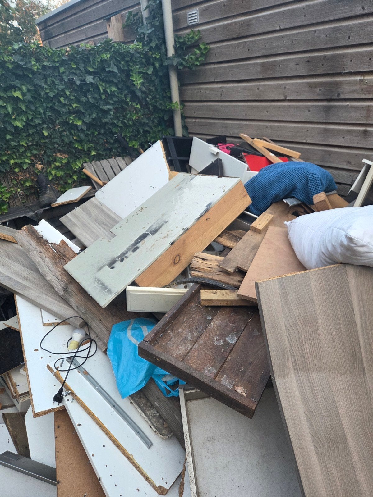 Grote stapel gemengd afvalhout en sloopmateriaal, Ophalen, Gebruikt