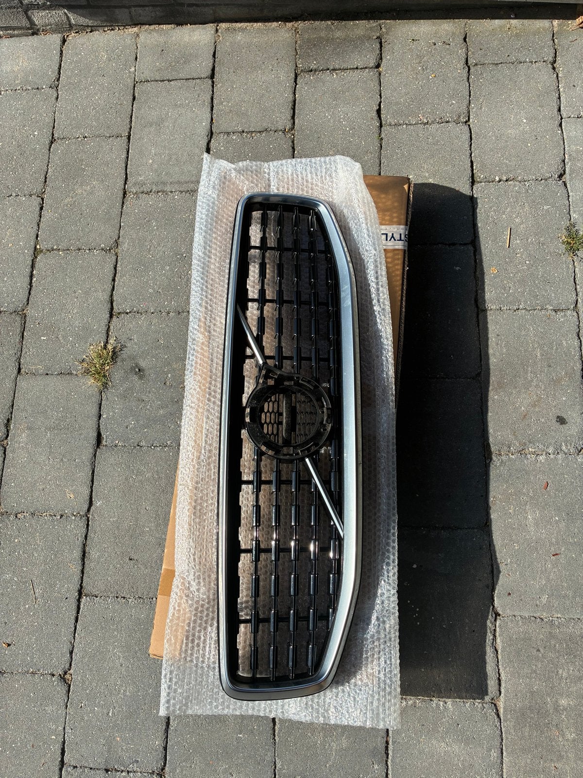 Volvo V60 R-Design Grill Origineel vanaf 2018, Auto-onderdelen, Gebruikt, Voor, Ophalen of Verzenden, Volvo