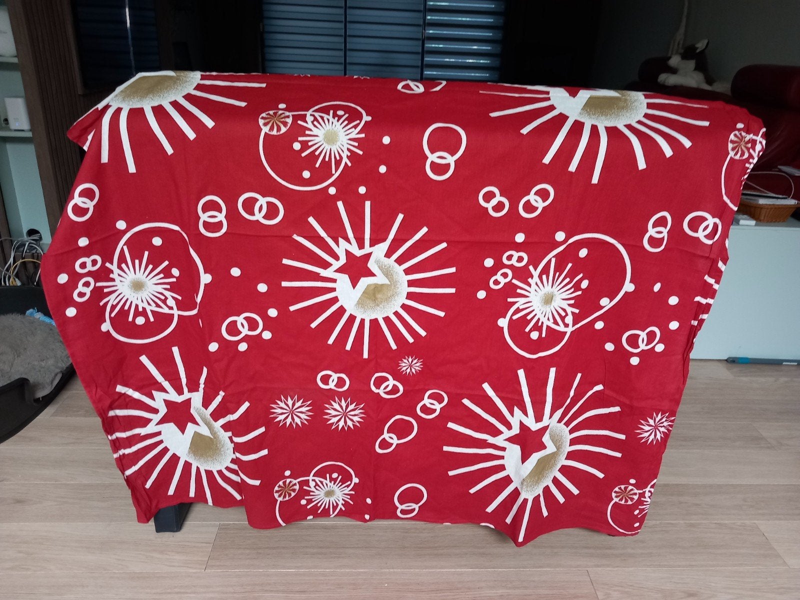Rood tafelkleed met feestelijk patroon - 140x140 cm, Ophalen of Verzenden, Nieuw, Tafelkleed of Tafelzeil