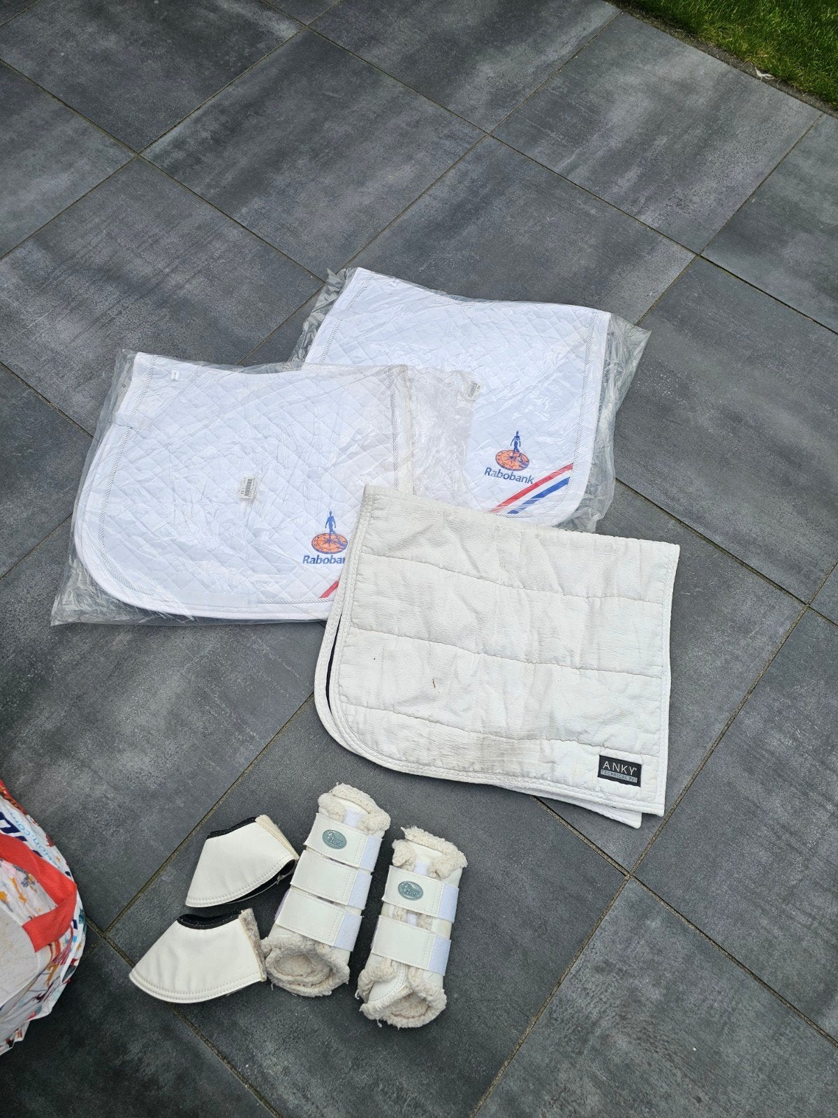 witte dekjes,  hoekschoenen, beschermers,  bandages, Ophalen