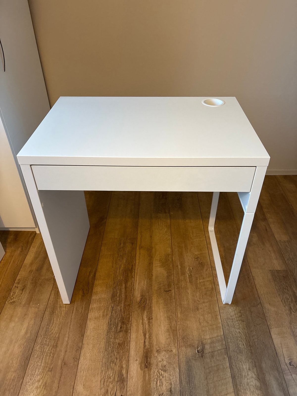 Wit Ikea bureau Micke met lade en kabelgoot, Ophalen, Overige typen, Gebruikt, Met lades