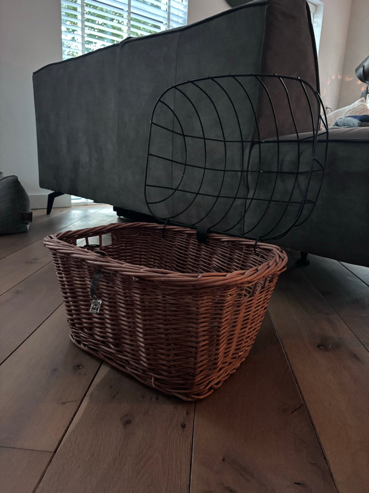 Rotan fietsmand met metalen beschermkooi, Fietsen en Brommers, Ophalen of Verzenden, Zo goed als nieuw, Fietsmand, Stuurbevestiging