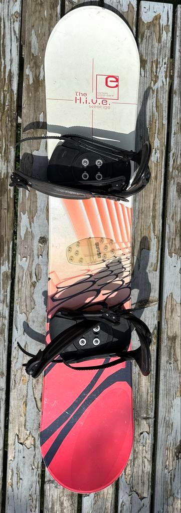 Snowboard ‘the H.I.V.E.’ 140 cm met bindingen, Sport en Fitness, Snowboarden, Ophalen of Verzenden, Gebruikt, Board