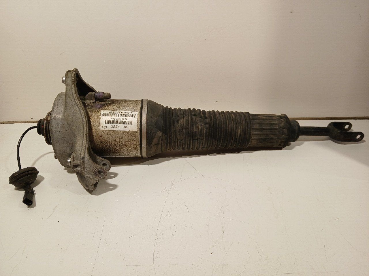 Veerpoot links voor Audi A8, Onderdelen@venauto.nl, Van der Ven Autorecycling B.V., Gebruikt, Ettenseweg 76, 4706 PB Roosendaal, The Netherlands