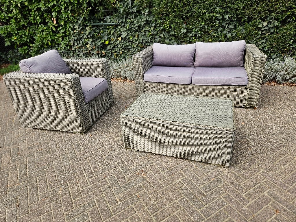 tuinset: bank, stoel met kussens en tafel met glasplaat, Ophalen, Kunststof, Gebruikt, 3 zitplaatsen
