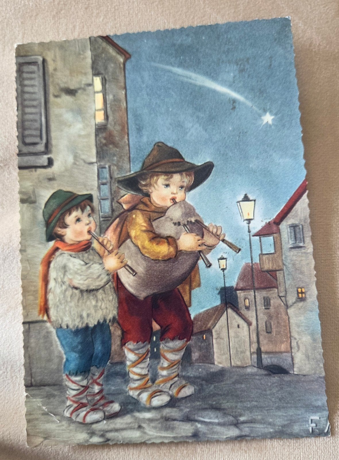 Oude ansichtkaart: spelende kinderen met doedelzak, 1959, Verzamelen, Verzenden, 1940 tot 1960, Gelopen, Kinderen