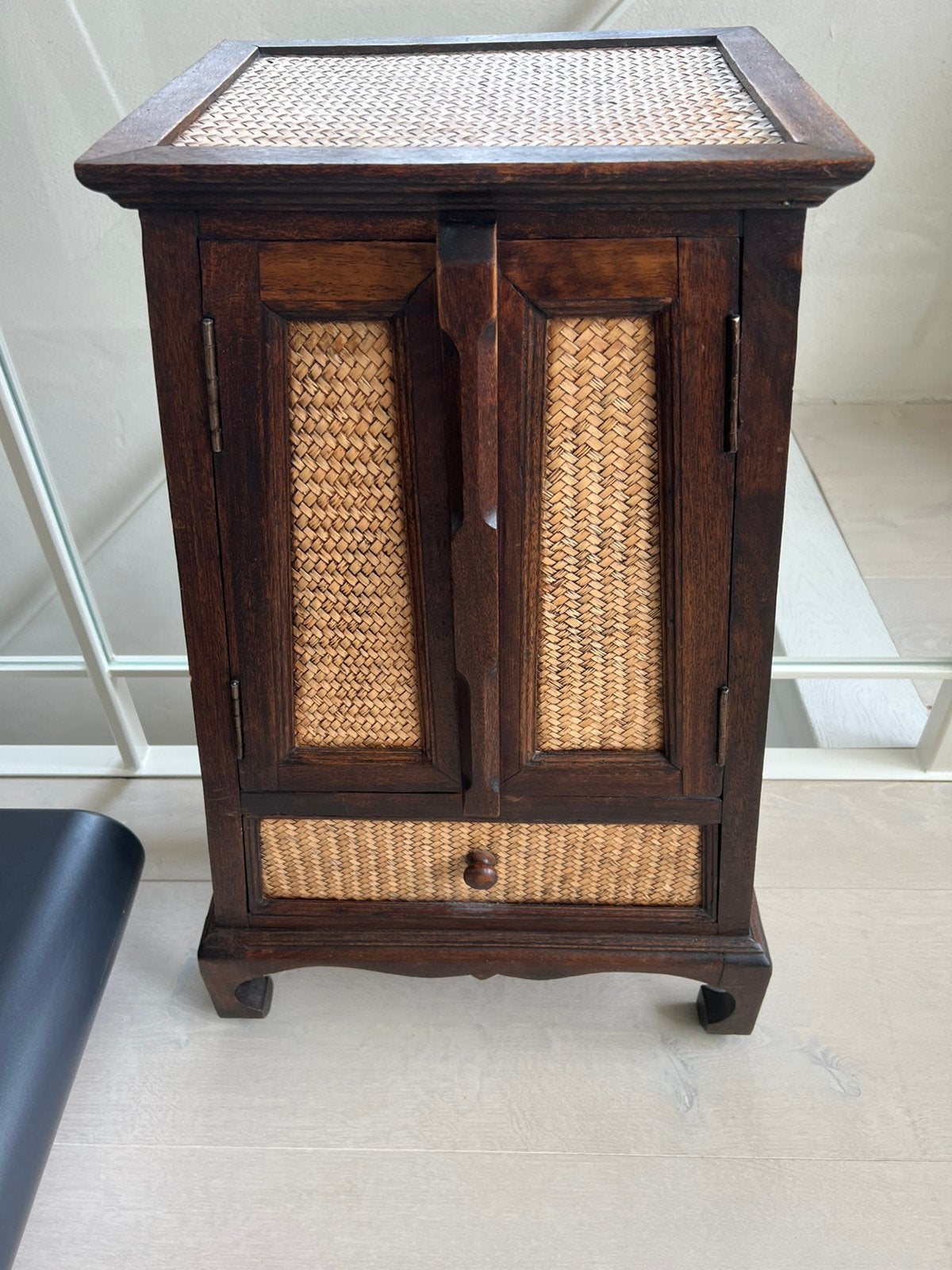 Indonesian/Balinese style hand carved cupboard, Ophalen