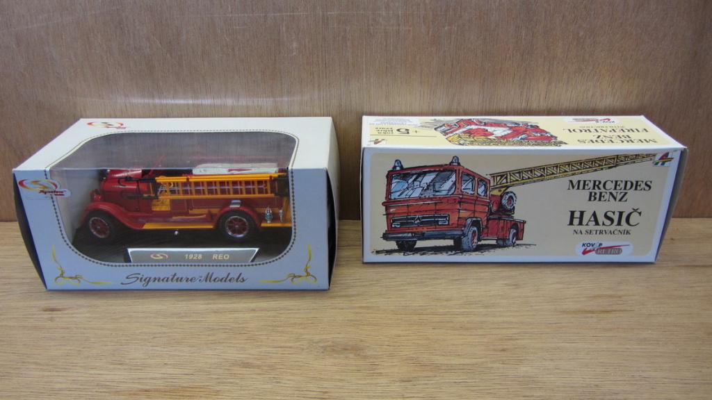 2 modellen van brandweerauto's te koop : 1/32 & 1/48 - mooi, Ophalen of Verzenden, Gebruikt, Overige typen