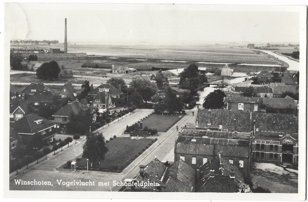 Winschoten, Vogelvlucht met Schönfeldplein, Verzamelen, Ansichtkaarten | Nederland, Ophalen of Verzenden, 1940 tot 1960, Gelopen