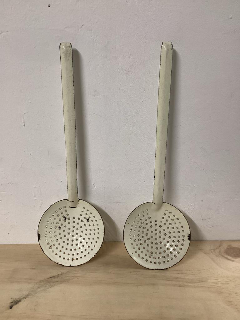 2 emaille schuimspanen retro vintage, Verzenden, Metaal, Wit, Overige typen