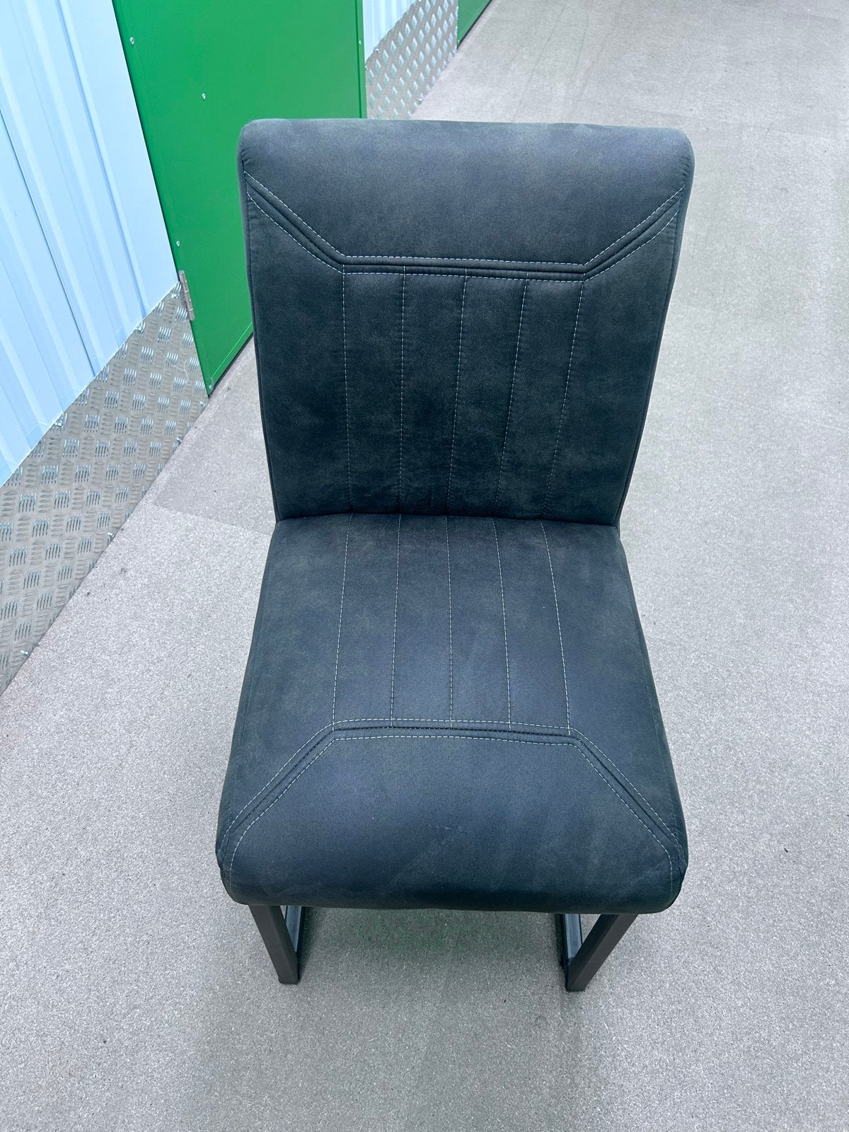 Moderne eetkamerstoel met metalen onderstel kleur taupe 6 x, Huis en Inrichting, Ophalen, Zo goed als nieuw, Metaal, Eén