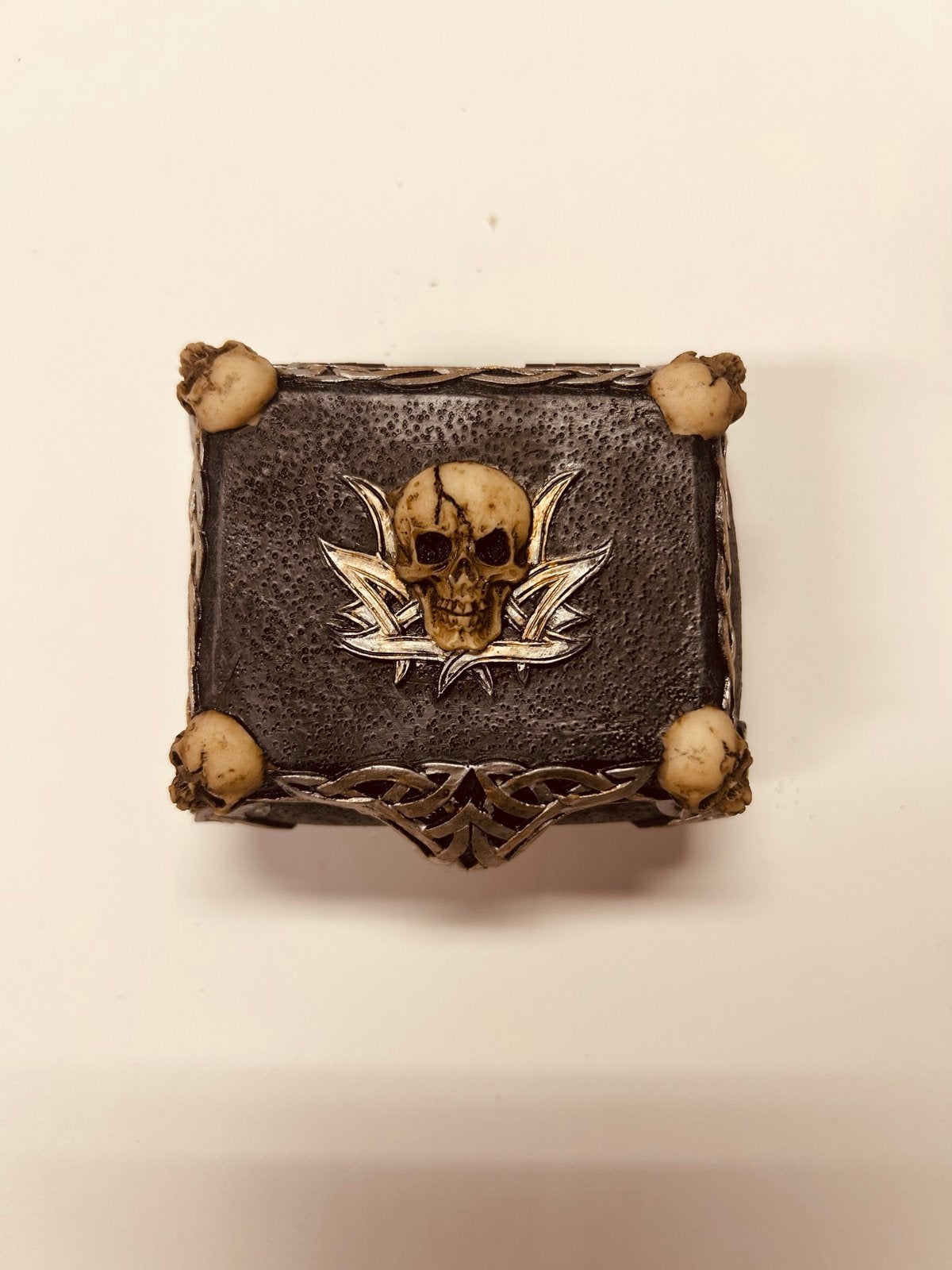 Sieradenbakje Keltisch Kruis & Skulls - Zwart (7x6 cm), Ophalen of Verzenden, Nieuw, Versiering, Halloween of Griezel