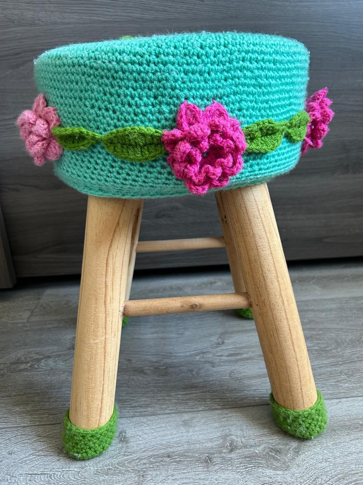 Leuke gehaakte kruk met bloemen, Ophalen of Verzenden, Zo goed als nieuw, Hout