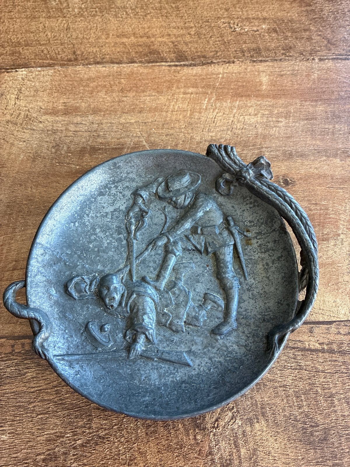 Antieke tinnen schaal met reliëfdecoratie, Ophalen of Verzenden
