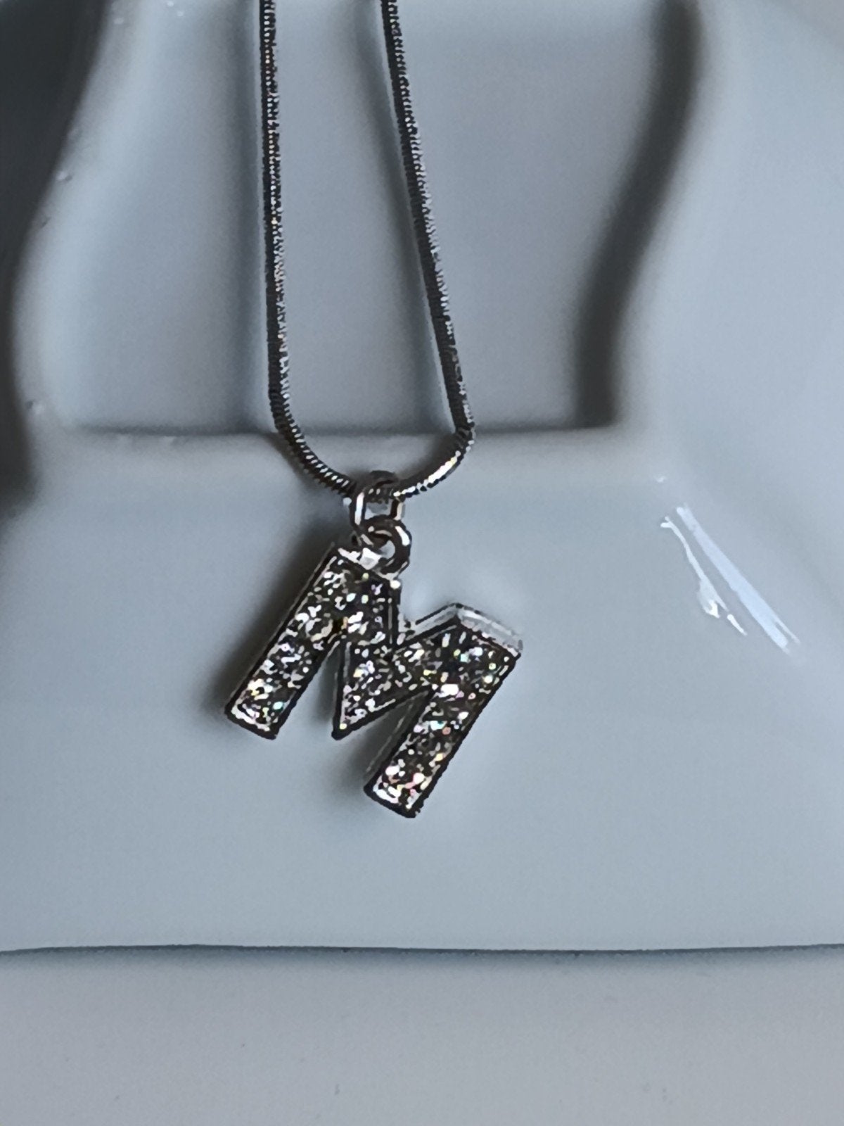 Zilverkleurige ketting met letter 'M' en strass-steentjes, Overige materialen, Met strass, Ophalen of Verzenden, Zo goed als nieuw