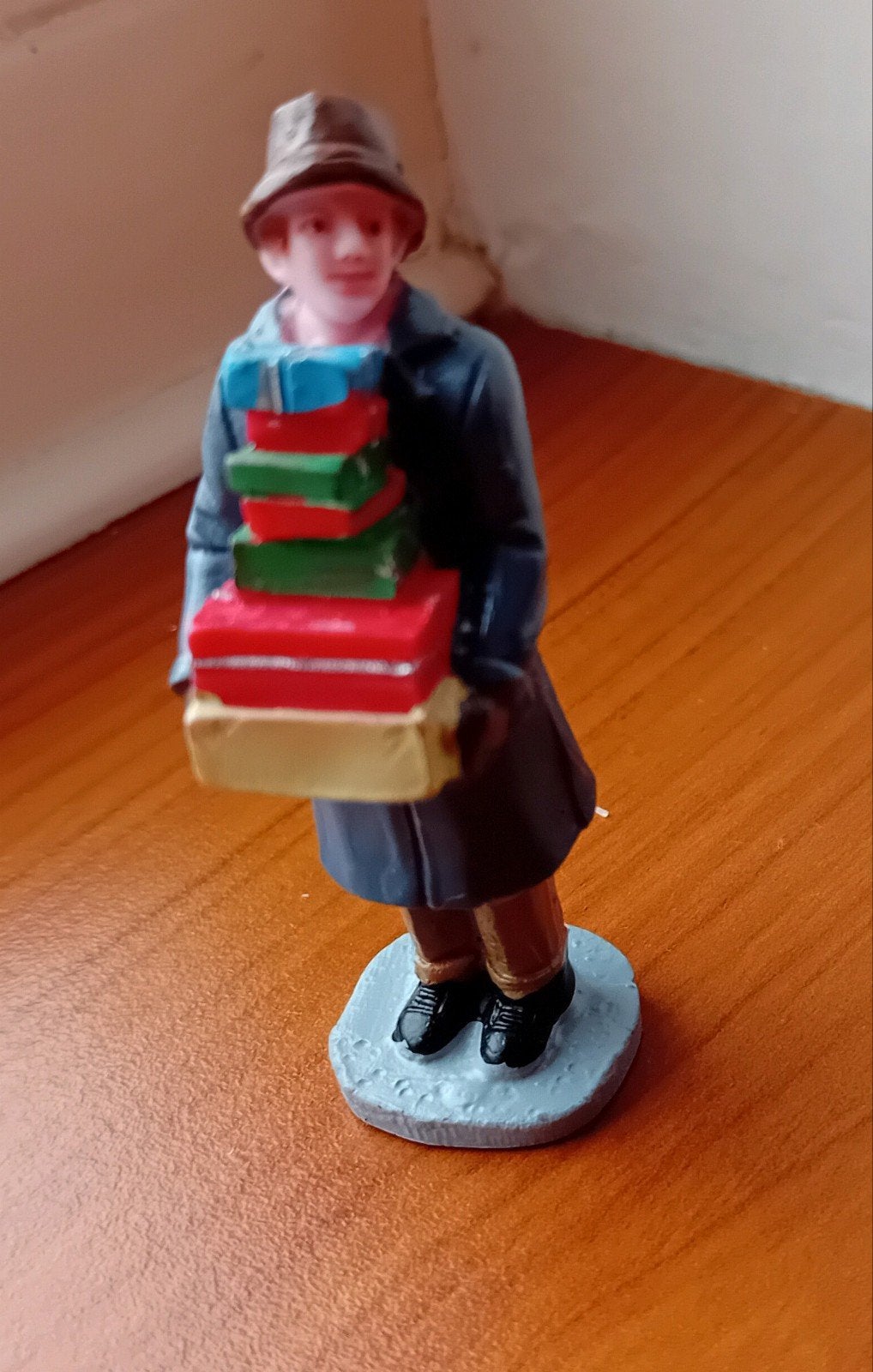 Lemax figuur met kadootjes voor Kerstdorp, Ophalen of Verzenden