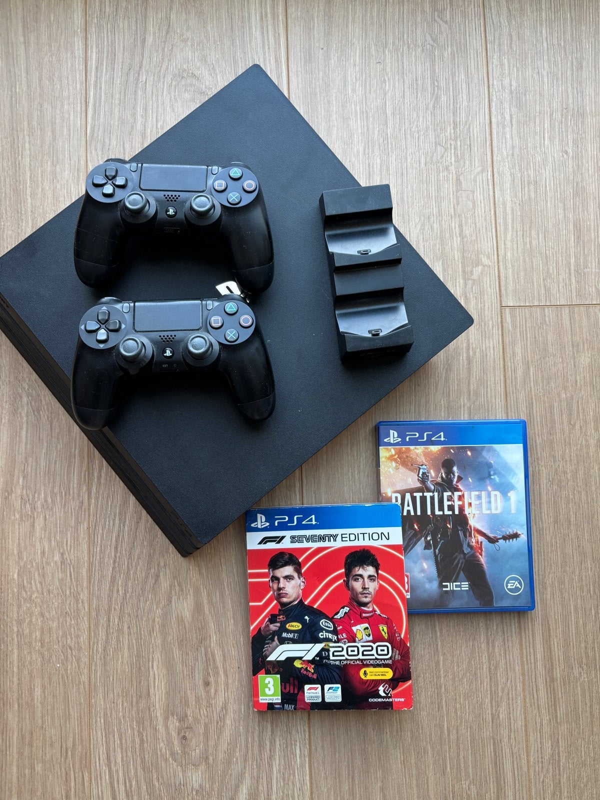 PlayStation 4 pro met 2 controllers en 2 games, Met 2 controllers, Ophalen of Verzenden, Original, Gebruikt
