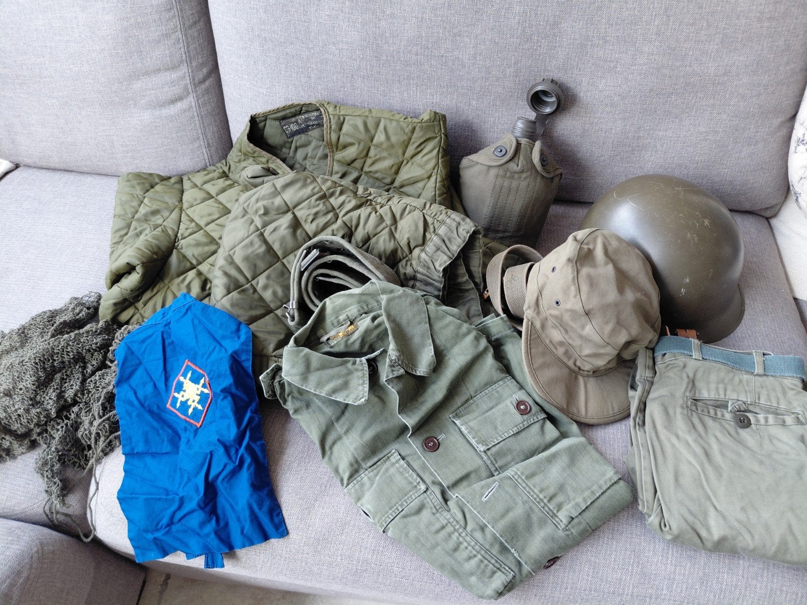 Militaria collectie: Kleding, helm, veldfles en meer, Verzamelen, Ophalen, Landmacht, Overige gebieden, Kleding of Schoenen
