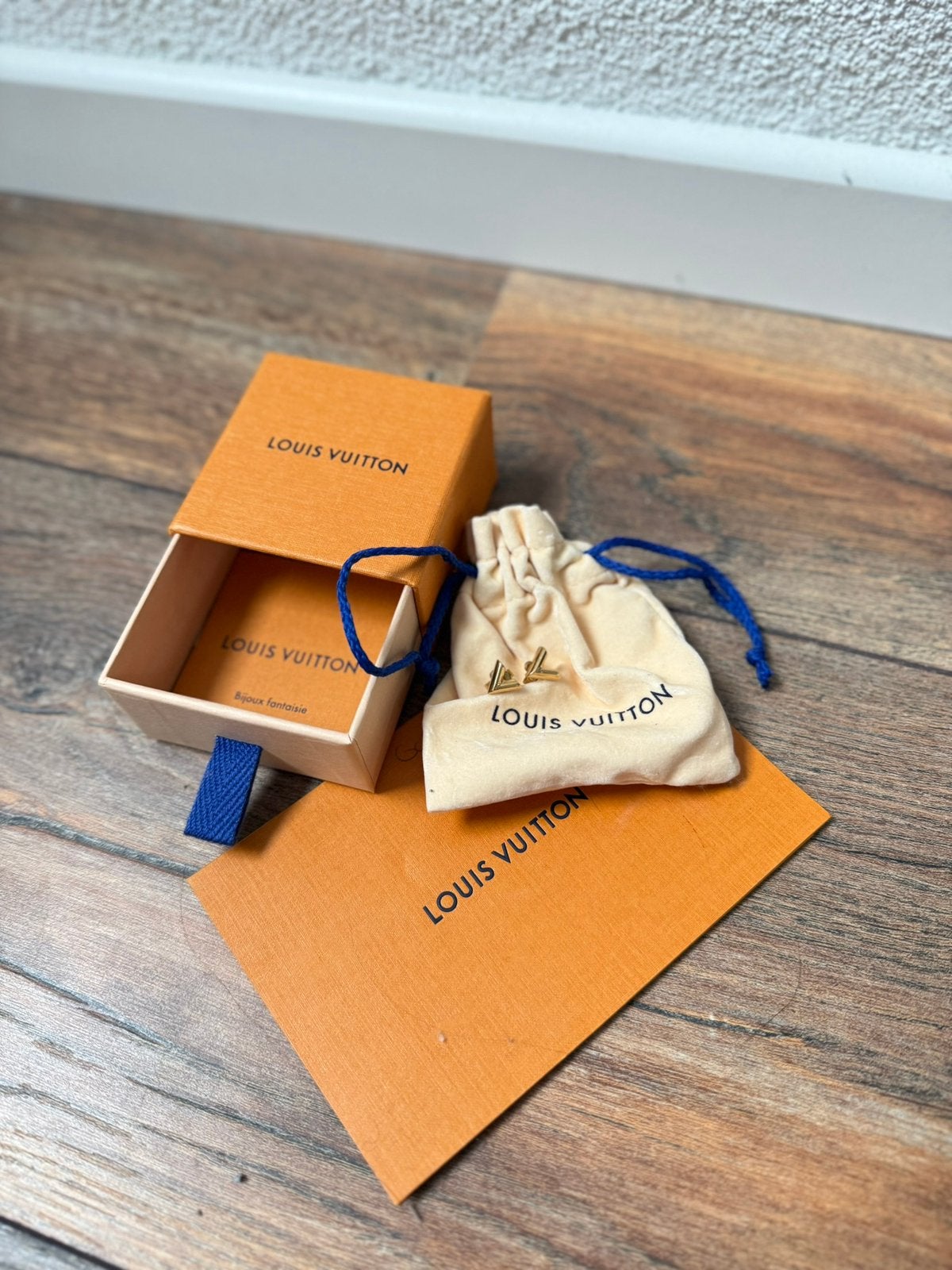 Louis Vuitton Essential V Stud Earrings - Goude oorbellen., Ophalen of Verzenden, Zo goed als nieuw, Goud, Knopjes of Stekers