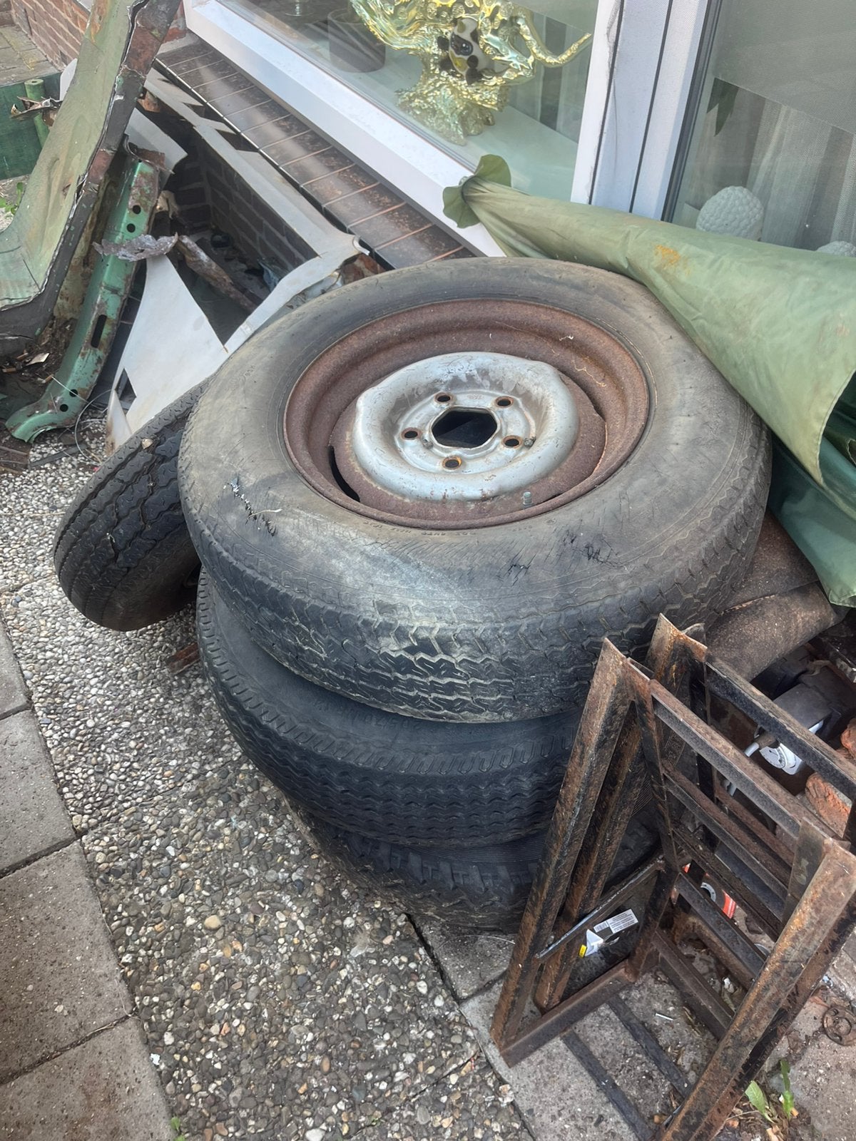 Velgen met banden en benzinetank opel admiral kapital. Kad, Ophalen, Opel