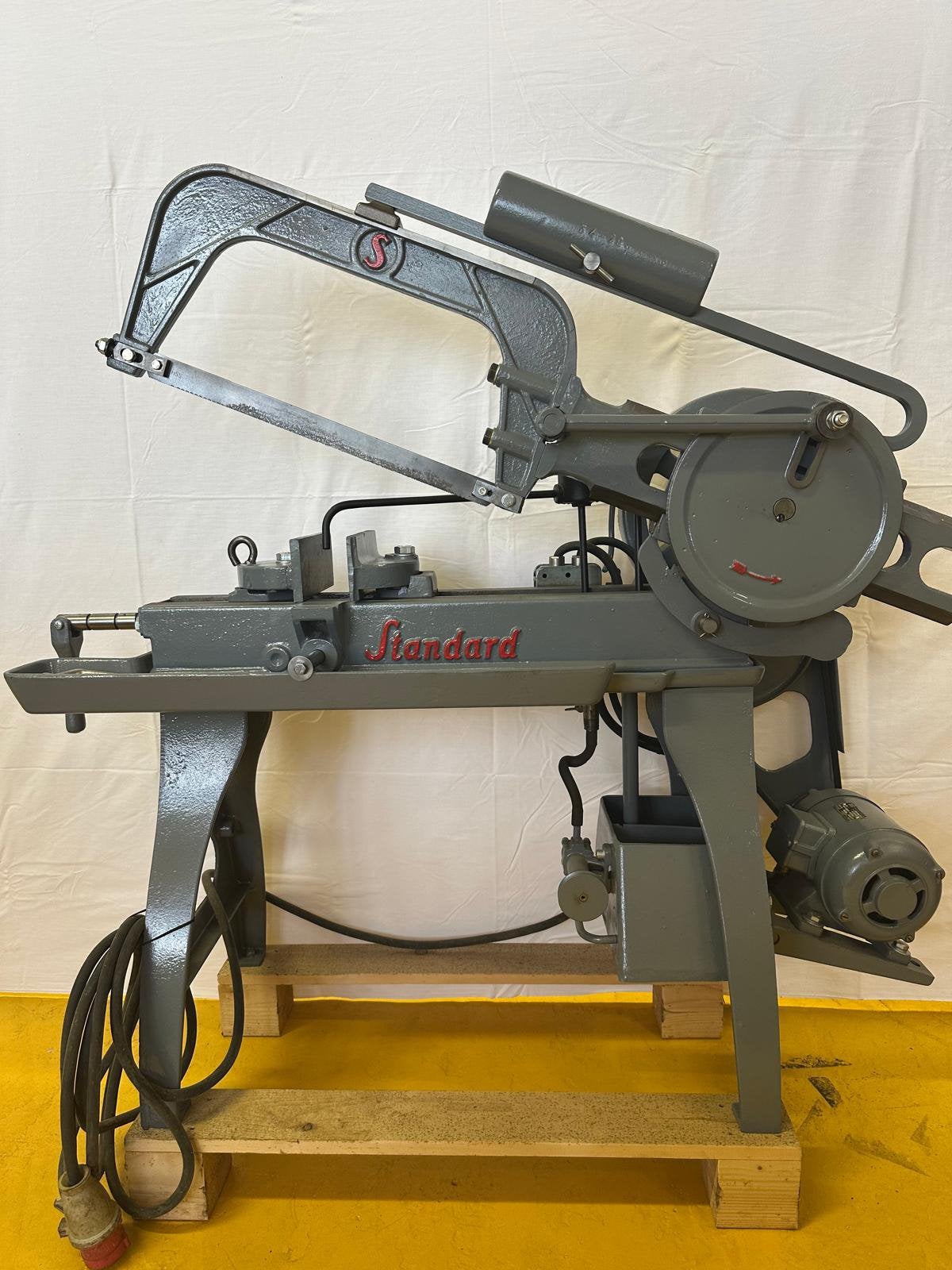 Beugel ijzerzaagmachine, Ophalen