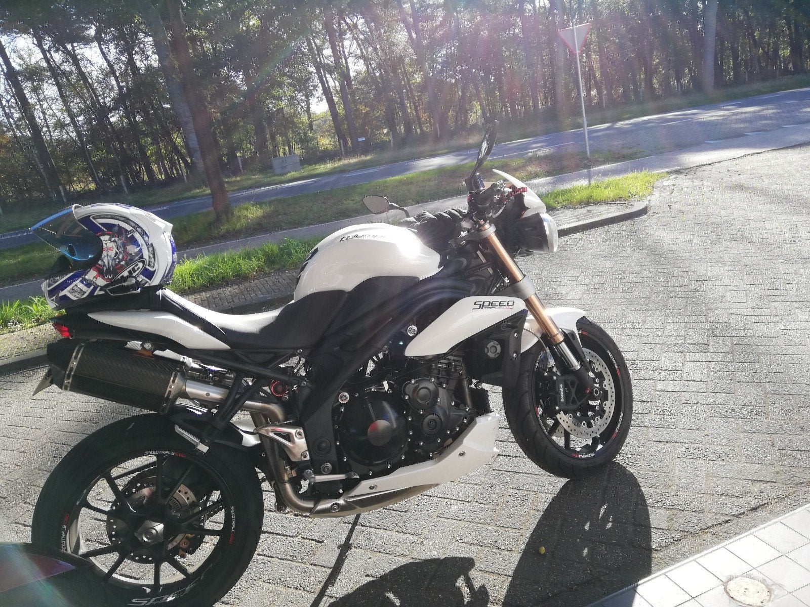 Triumph SpeedTriple 1050 ABS Crystal White, Matt Black Frame, Occasion, Motorrijbewijs A, 3 cilinders, Particulier