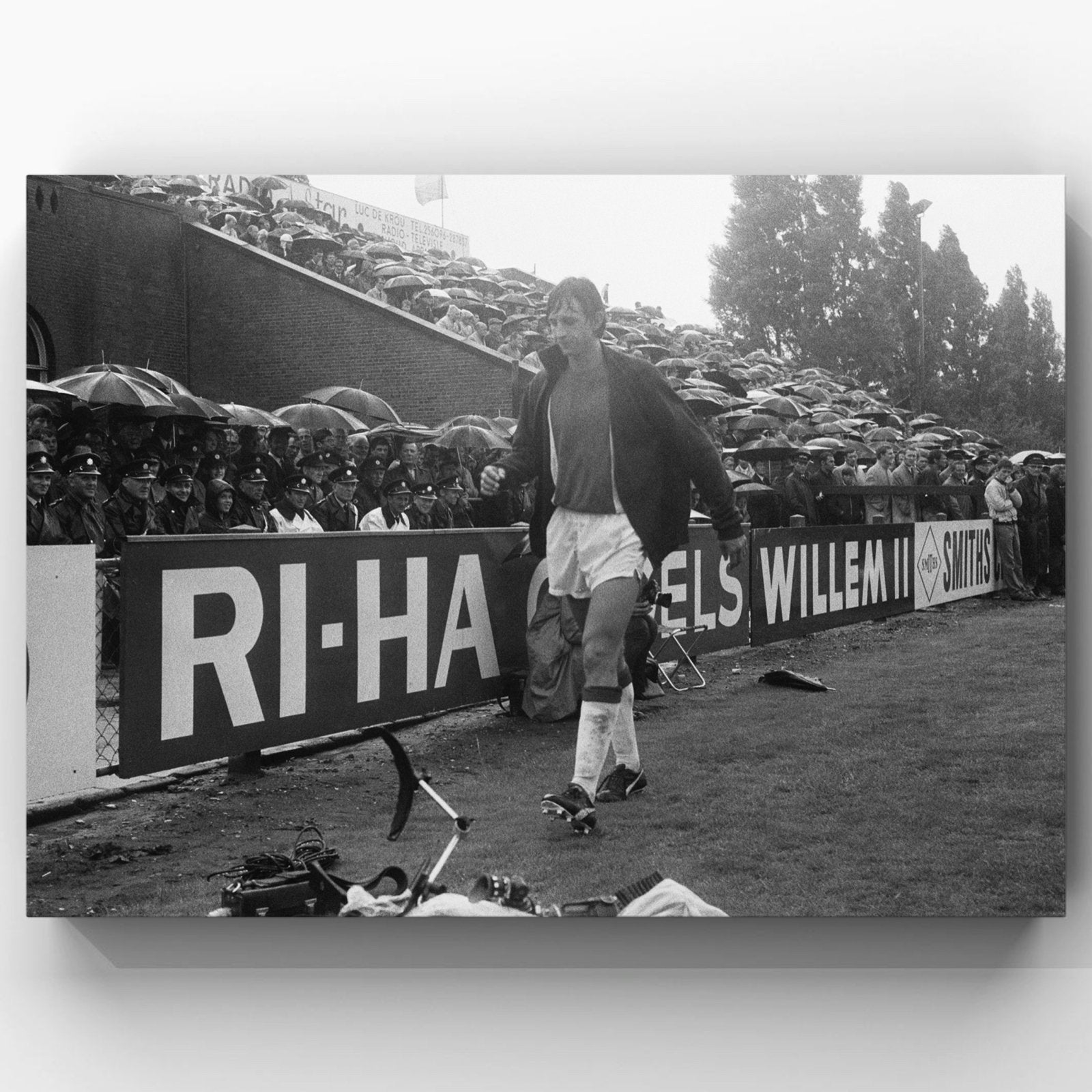 1x Cruijff in de regen, Sparta - Ajax 1969 lustre zwart wit, Ophalen of Verzenden, Zo goed als nieuw, Ajax