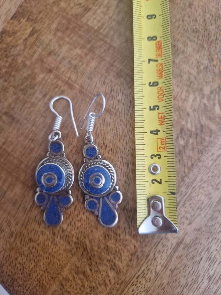 Tibetaanse oorbellen met lapis lazuli., Sieraden, Tassen en Uiterlijk, Ophalen of Verzenden, Zilver, Oorbellen, Met edelsteen
