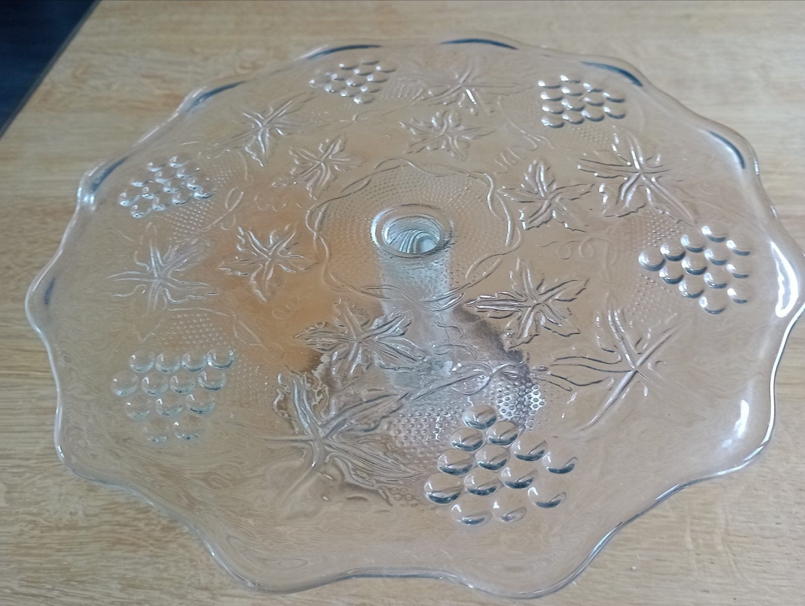 Glazen taartschaal met druivenmotief, Ophalen