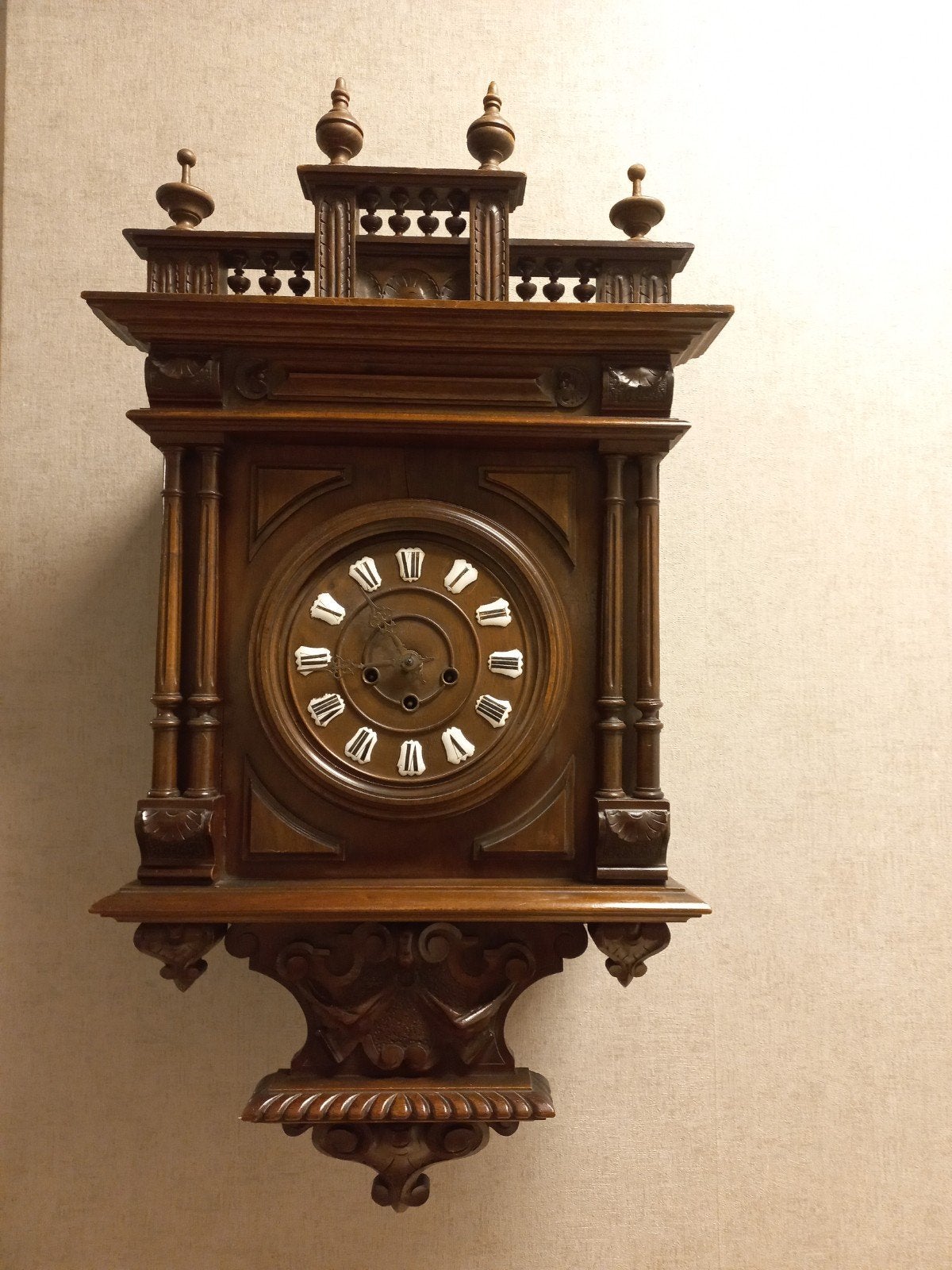 Antieke houten wandklok met gedetailleerd houtsnijwerk, Ophalen