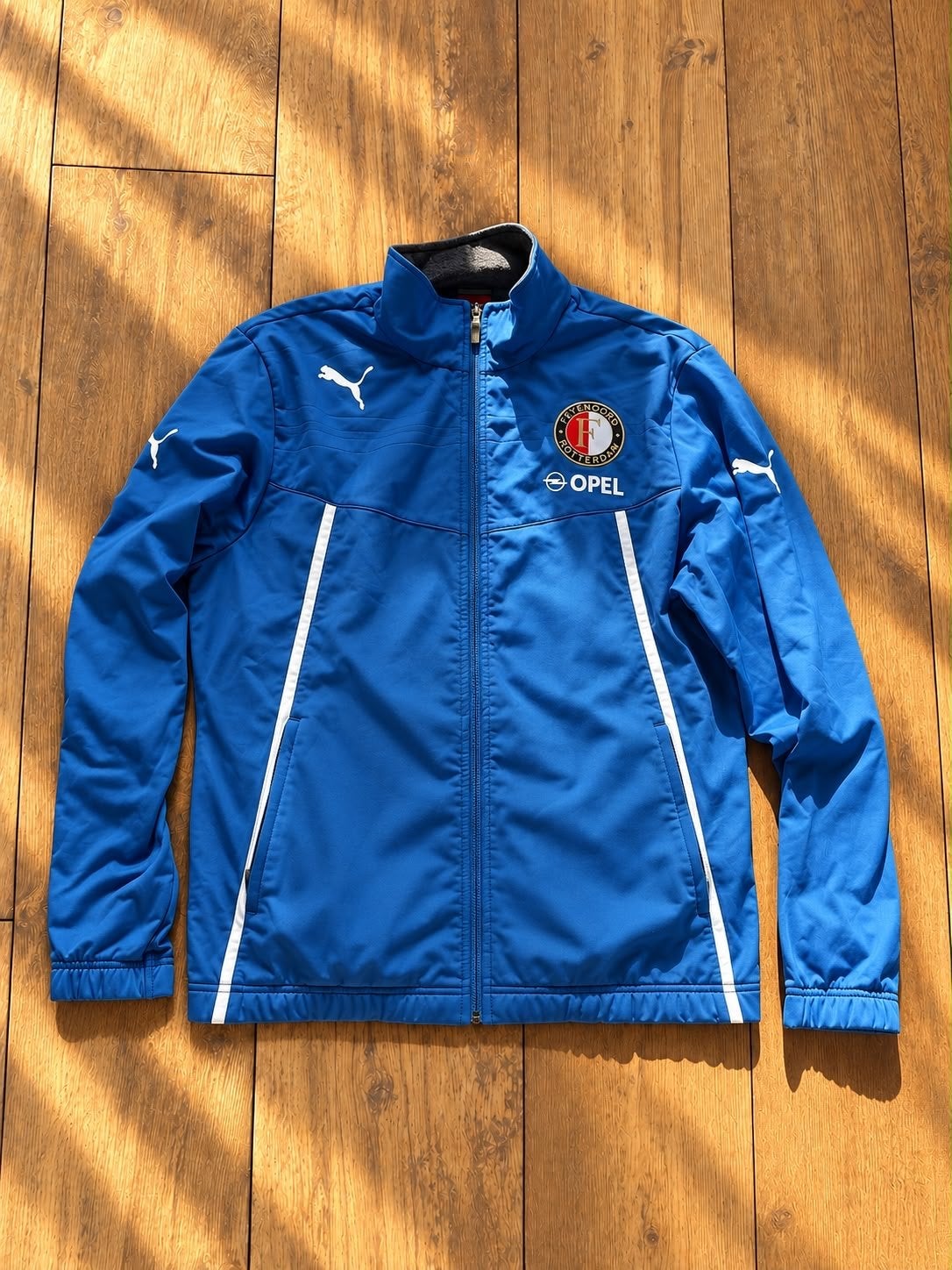 *NIEUW* Feyenoord Puma Trainingsjack Maat L Blauw Opel, Maat 52/54 (L), Nieuw, Voetbal, Verzenden