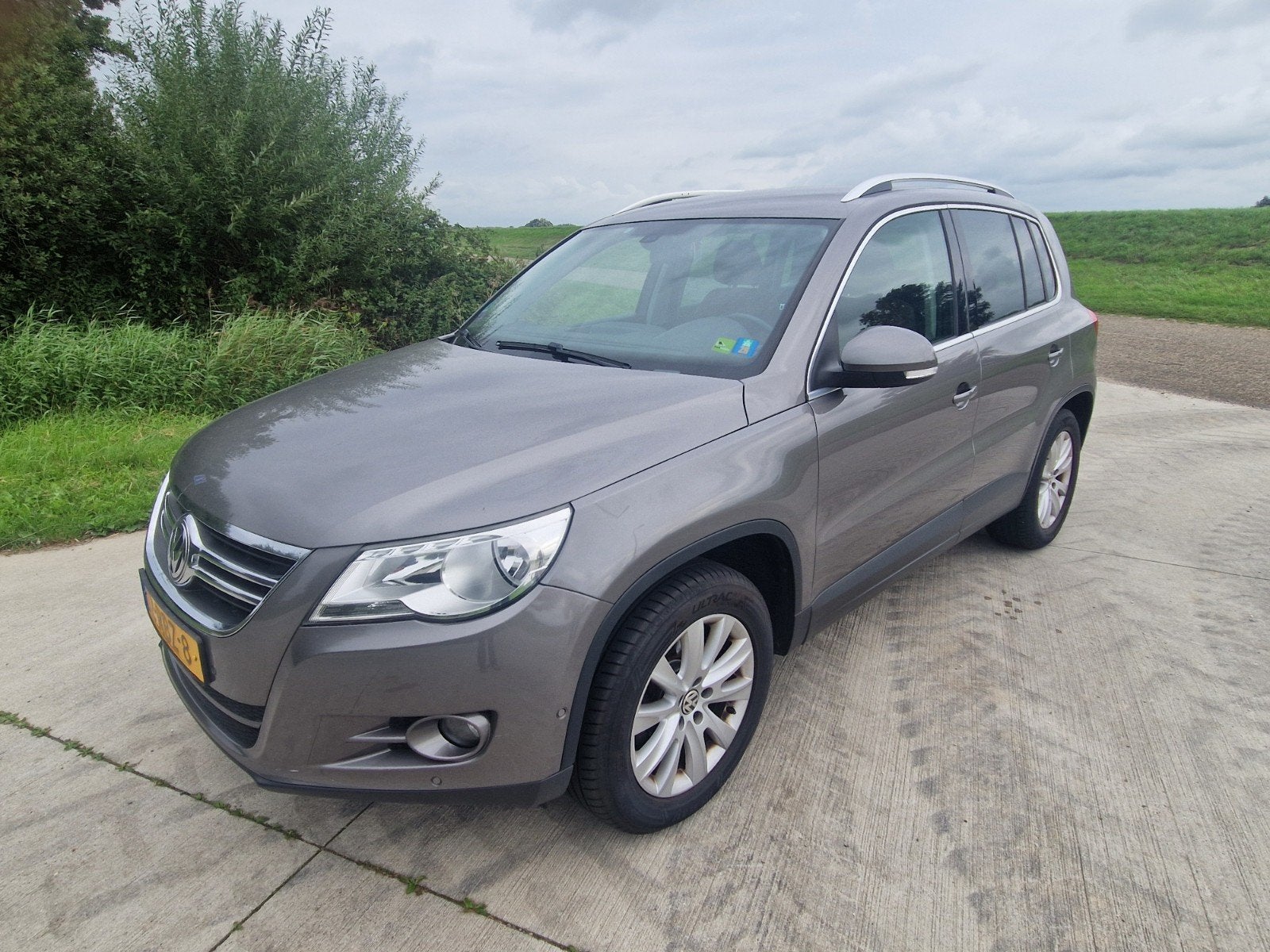 Volkswagen Tiguan 1.4 TSI 110KW 2011 Grijs, Auto's, Voorwielaandrijving, 15 km/l, 1800 kg, Parkeersensor
