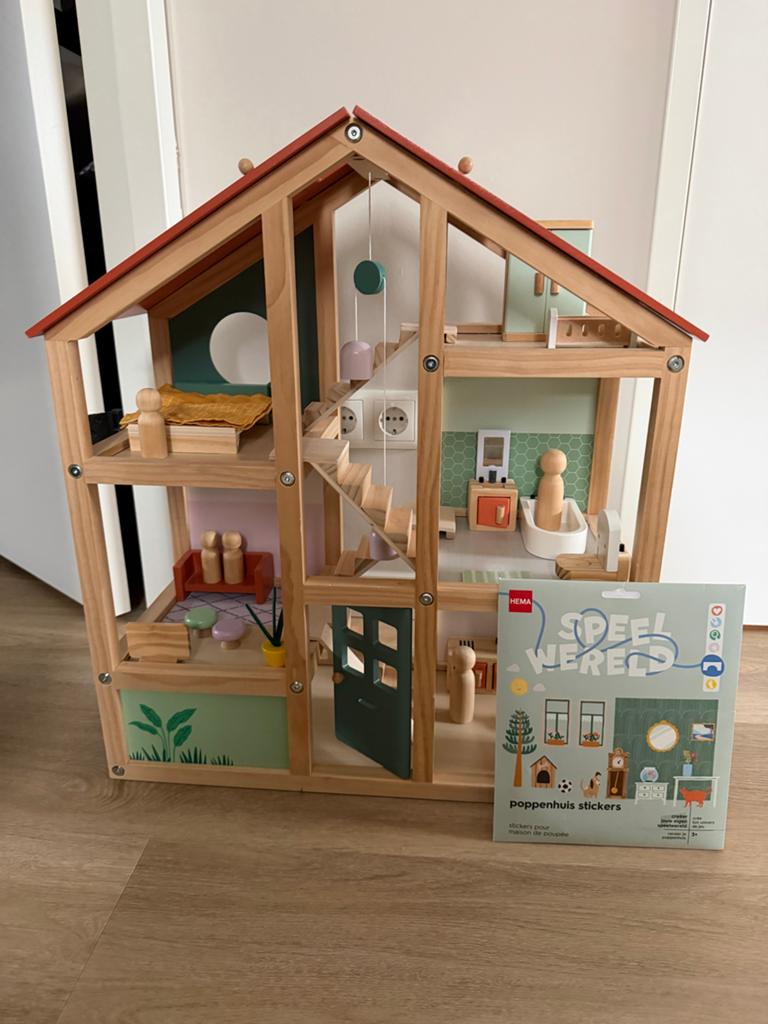 Houten Poppenhuis met Meubels en Stickers - HEMA, Ophalen, Zo goed als nieuw, Poppenhuis