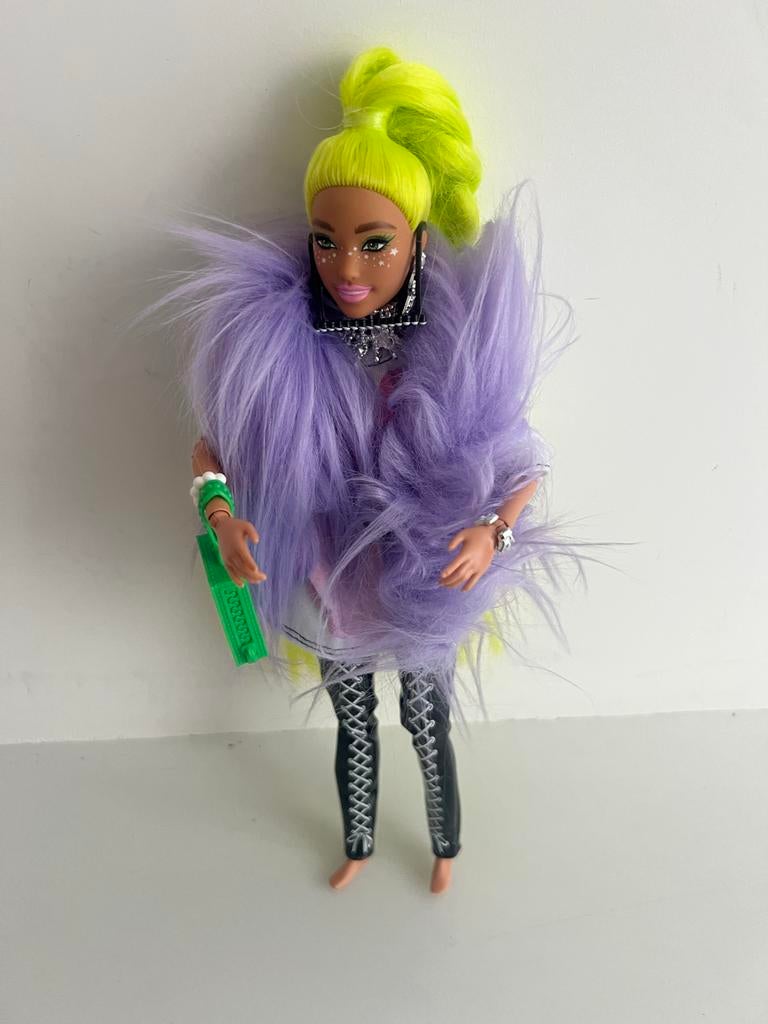Barbie pop met neon haar en paarse bontjas, Ophalen of Verzenden, Gebruikt, Barbie