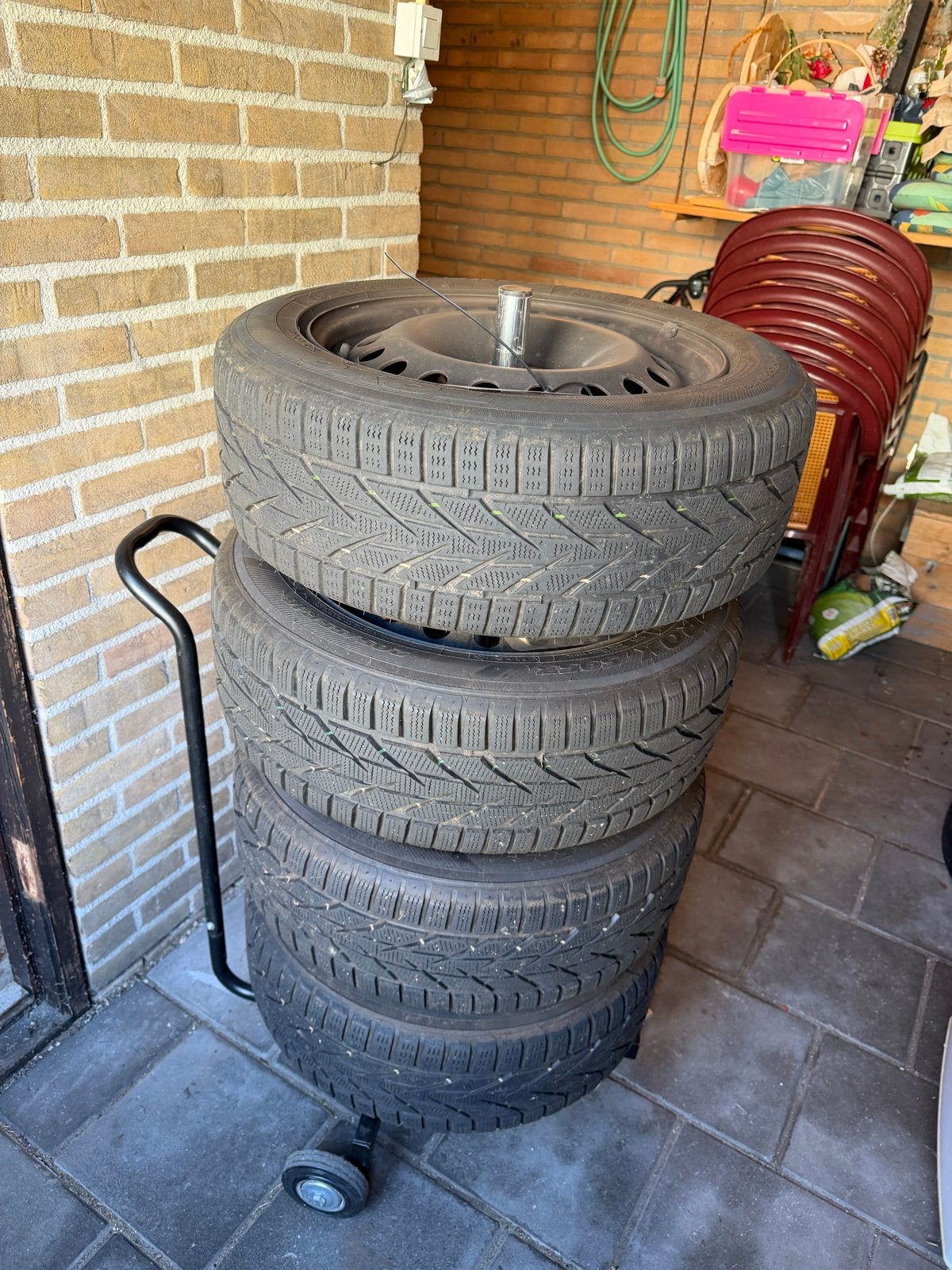 4 Toyo Snowprox S953 Winterbanden met bandenrek op wielen, Ophalen, Gebruikt, 16 inch, Banden en Velgen