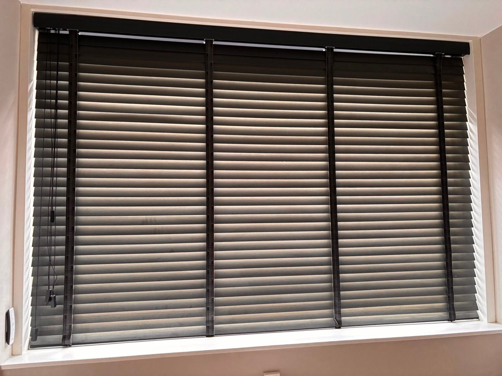 Raam met kozijn, screens & zwarte houten jaloezieën, Ophalen, Gevelraam of Ruit, 160 cm of meer, Zo goed als nieuw