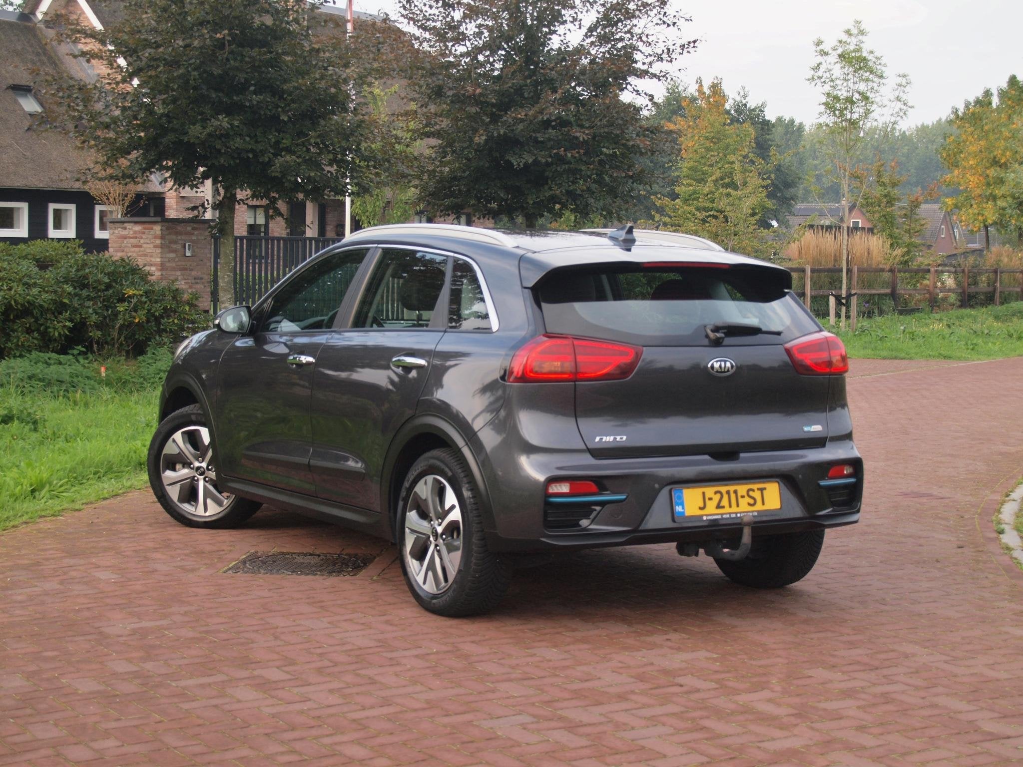 Kia e-Niro DynamicLine 64 kWh | SOH 100% | Fase 3 | Camera |, Dealer onderhouden, Gebruikt, 1712 kg, Leder en Stof