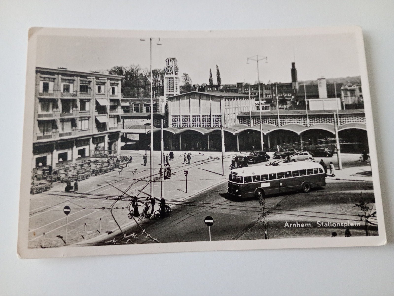 Arnhem Station met Trolleybus 1954, Ophalen of Verzenden, 1940 tot 1960, Gelopen, Gelderland
