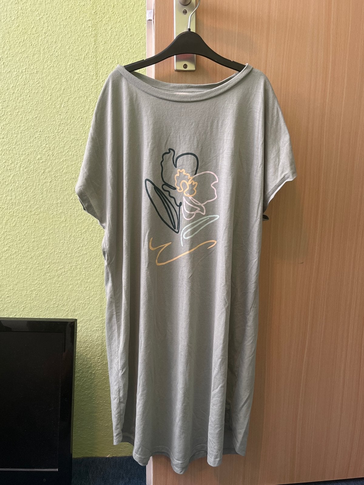 Lange shirt met bloemetje, licht groen, maat 38-40 (S), Kleding | Dames, T-shirts, Nieuw, Korte mouw, Groen, Ophalen