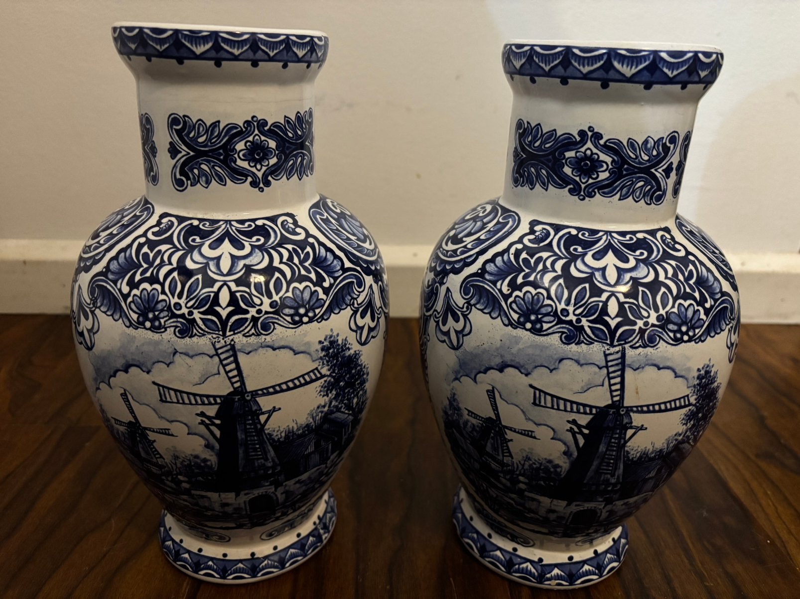 Twee Delfts blauwe vazen met molenlandschap, Antiek en Kunst, Antiek | Vazen, Ophalen of Verzenden