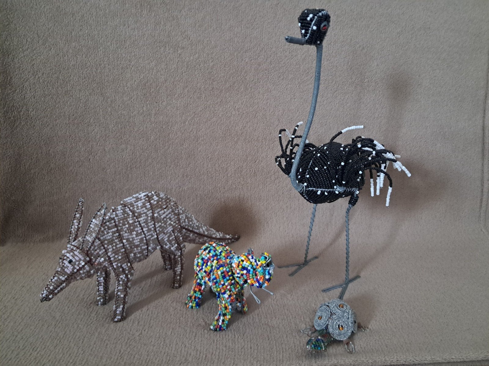 Vier dierenfiguren  handgemaakt van ijzer met kraalwerk, Antiek en Kunst, Ophalen of Verzenden
