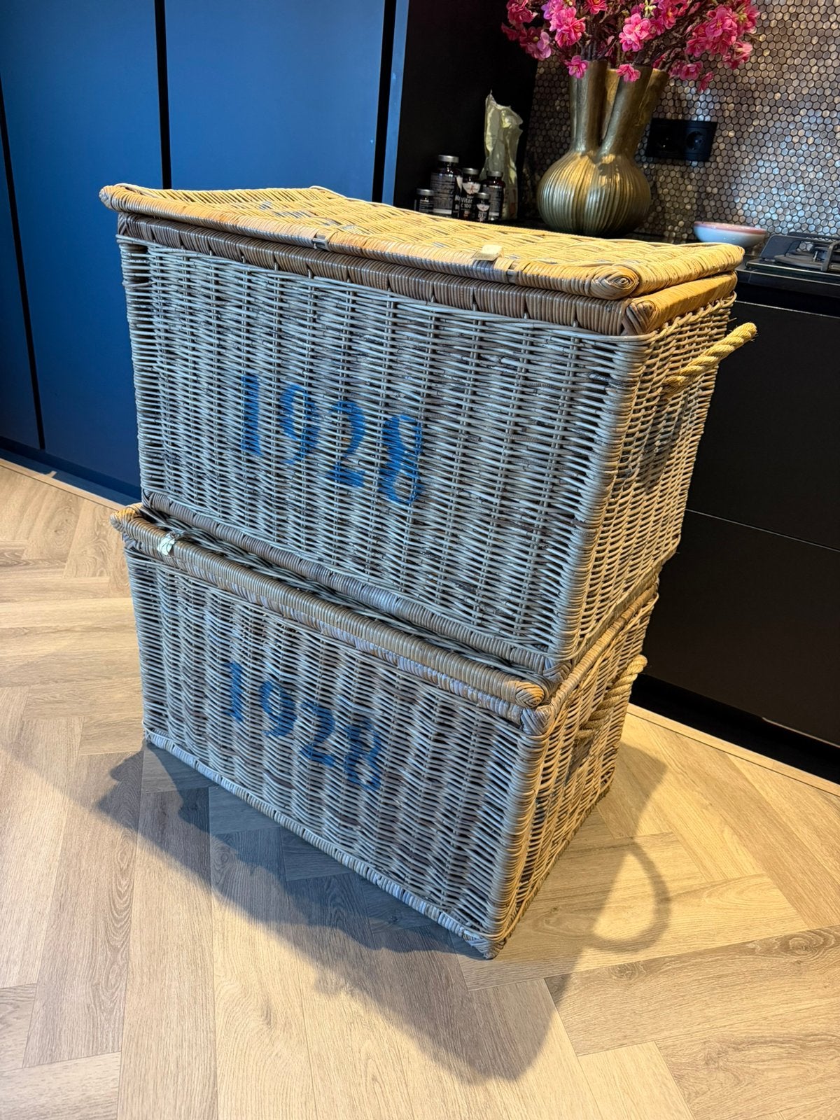 2 grote Rustic Rattan 1928 manden – Rivièra Maison, Ophalen, Overige materialen, 50 tot 100 cm, Zo goed als nieuw