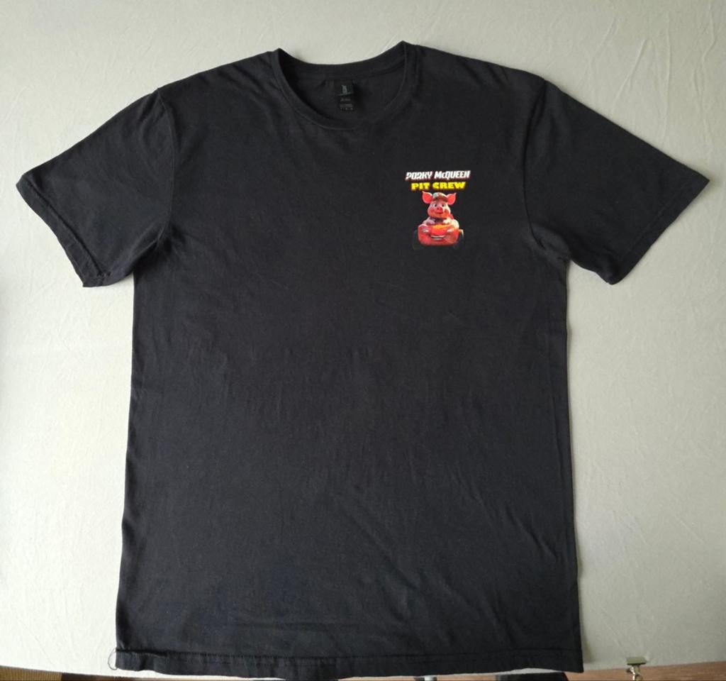 Zwart Gildan T-shirt M met 'Porky McQueen Pit Crew' print, Gildan Activewear EU, Zwart, Avenue Louise 65 box 11 Office 220 1050 Brussels, Belgium
