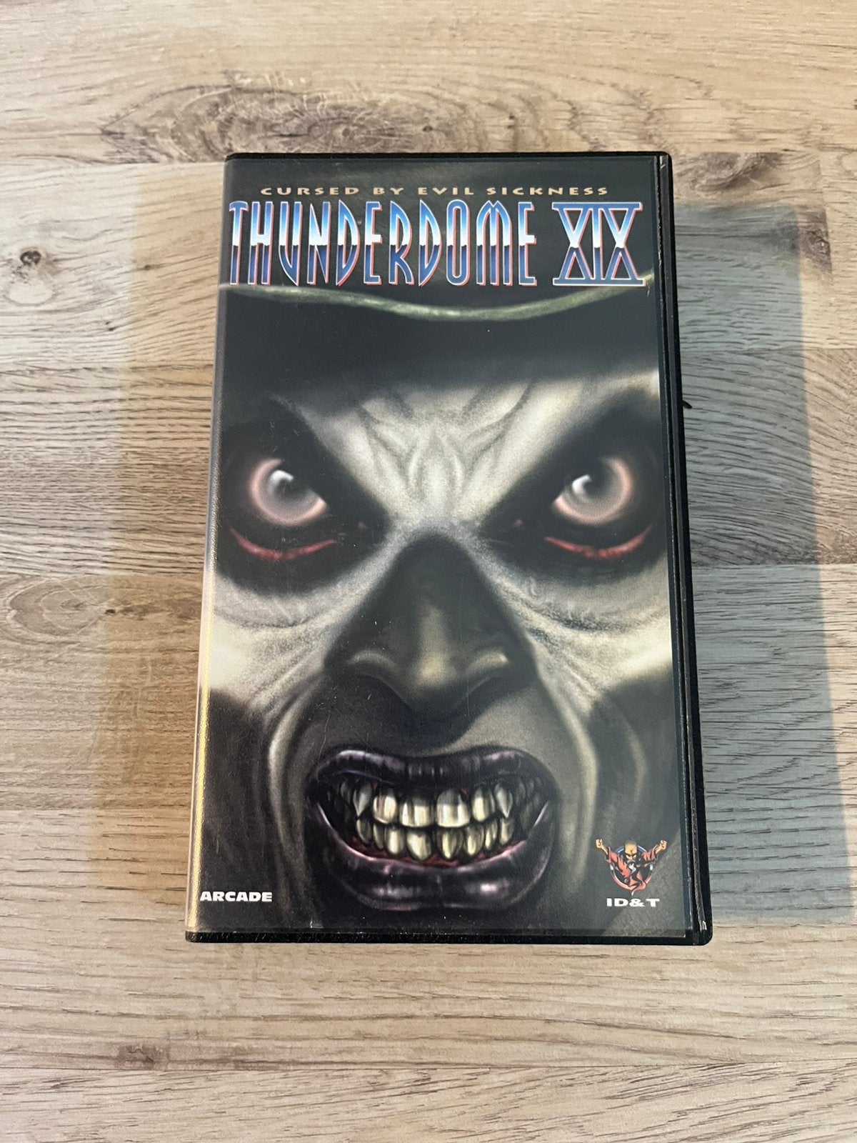 Thunderdome XIX: Cursed By Evil Sickness VHS, Vanaf 16 jaar, Muziek en Concerten, Ophalen of Verzenden, Zo goed als nieuw