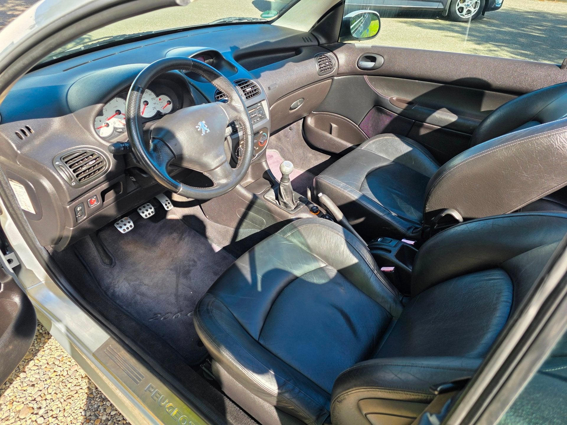 Peugeot 206 CC 1.6-16V LEER *apk:09-2027*, Auto's, Voorwielaandrijving, Elektrische ramen, Gebruikt, Zwart