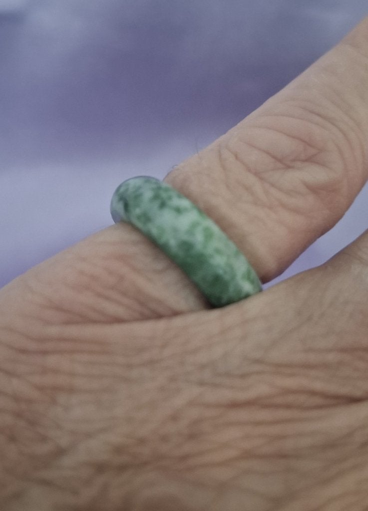 Bandring groene Jadeit Jade Ø 17,0 mm, Sieraden, Tassen en Uiterlijk, Ringen, Overige materialen, Verzenden, Nieuw, 17 tot 18