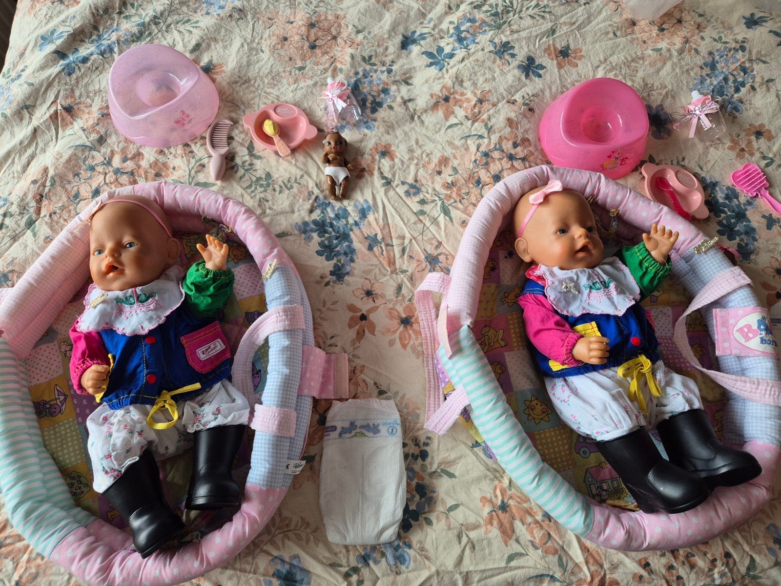 Tweeling Baby Born poppen met accessoires en draagmand, Kinderen en Baby's, Speelgoed | Poppen, Verzenden, Gebruikt, Babypop
