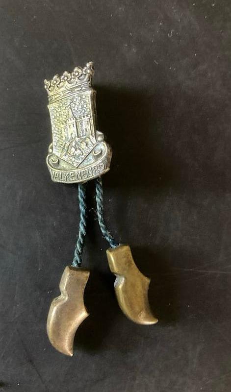 Vintage Valkenburg souvenir broche met klompjes, Ophalen of Verzenden, Zo goed als nieuw