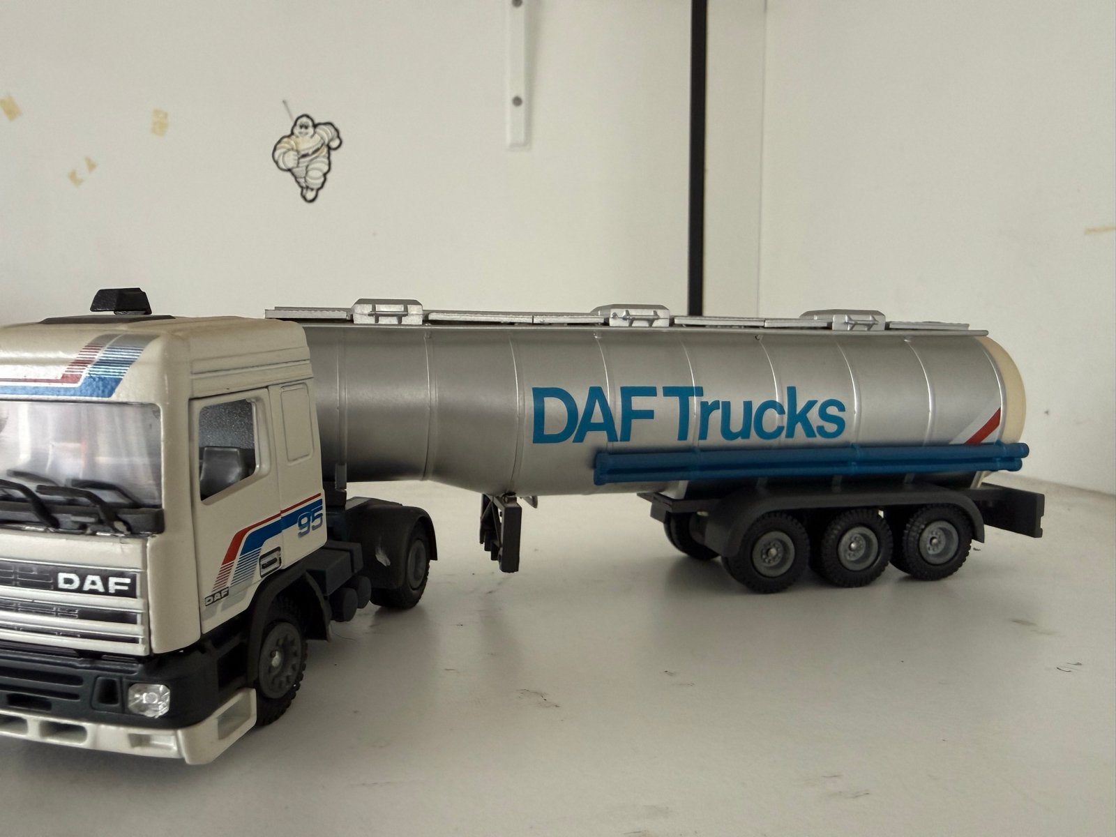 DAF Trucks 95 Space Cab met Tankoplegger - Model, Overige merken, Verzenden, 1:32 tot 1:50, Zo goed als nieuw