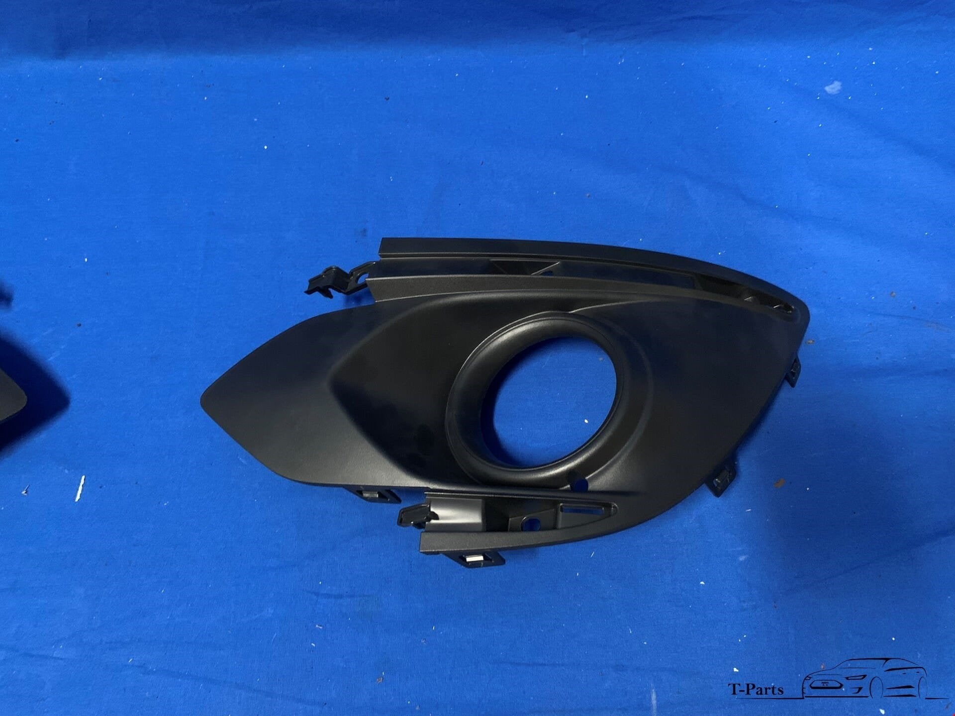 Mitsubishi space star mistlamp kapjes links rechts voorbumpe, Auto-onderdelen, Info@mitsubishi-motors.com, Voor, Nieuw, Mitsubishi Motors Corporation